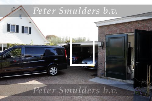 Berkel en Rodenrijs 15 oktober 2018
Monique Hazes en haar tante tillen met vrienden spullen naar hun nieuwe huis. Andre Hazes ligt ziek in bed. Vandaag gaan ze voor het eerst slapen in hun nieuwe huis aan het water.