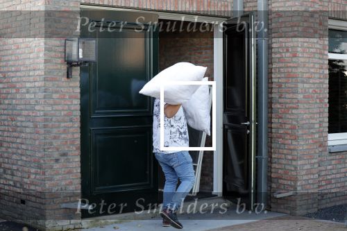 Berkel en Rodenrijs 15 oktober 2018
Monique Hazes en haar tante tillen met vrienden spullen naar hun nieuwe huis. Andre Hazes ligt ziek in bed. Vandaag gaan ze voor het eerst slapen in hun nieuwe huis aan het water.