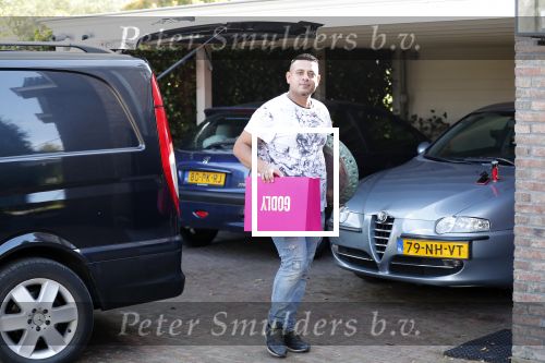 Berkel en Rodenrijs 15 oktober 2018
Monique Hazes en haar tante tillen met vrienden spullen naar hun nieuwe huis. Andre Hazes ligt ziek in bed. Vandaag gaan ze voor het eerst slapen in hun nieuwe huis aan het water.