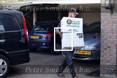 Berkel en Rodenrijs 15 oktober 2018
Monique Hazes en haar tante tillen met vrienden spullen naar hun nieuwe huis. Andre Hazes ligt ziek in bed. Vandaag gaan ze voor het eerst slapen in hun nieuwe huis aan het water.