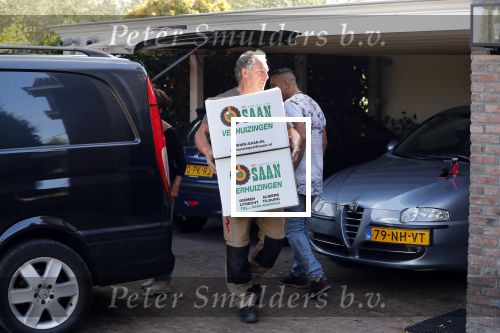 Berkel en Rodenrijs 15 oktober 2018
Monique Hazes en haar tante tillen met vrienden spullen naar hun nieuwe huis. Andre Hazes ligt ziek in bed. Vandaag gaan ze voor het eerst slapen in hun nieuwe huis aan het water.