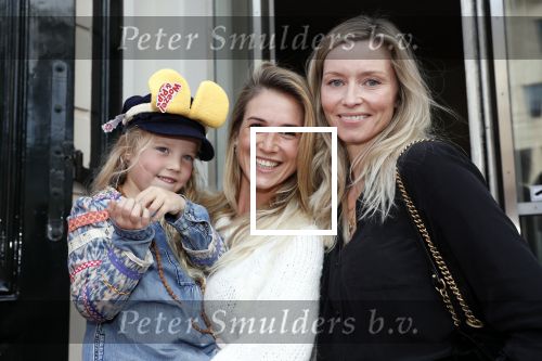 Den Haag 14 oktober 2018
Premiere Woezel en pip in koninklijke schouwburg Den haag. Anouk v Schie de Mol met haar dochter en Lucy Woesthoff