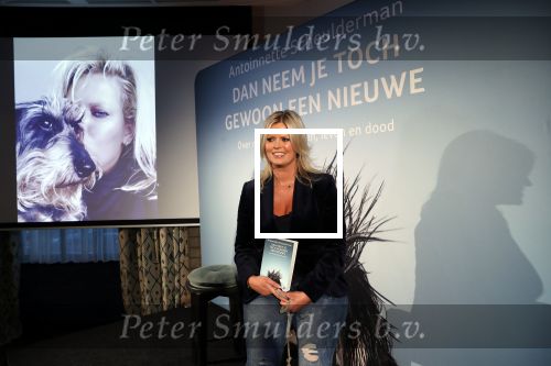 Amsterdam 23 oktober 2018
Boekpresentatie van Antoinette Scheulderman in de soho House . Eva Jinek overhandigt haar het eerste boek.