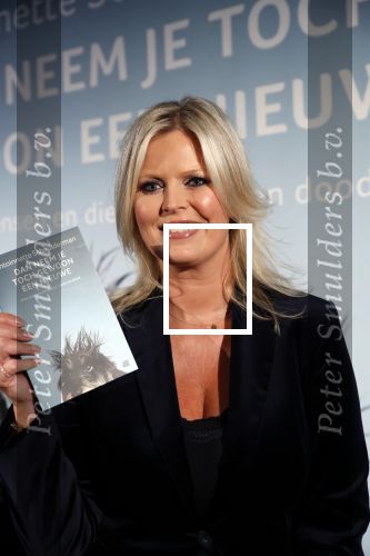 Amsterdam 23 oktober 2018
Boekpresentatie van Antoinette Scheulderman in de soho House . Eva Jinek overhandigt haar het eerste boek.