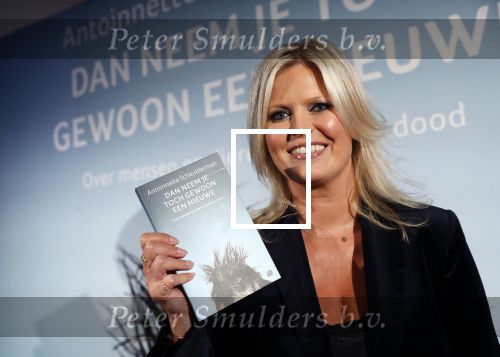 Amsterdam 23 oktober 2018
Boekpresentatie van Antoinette Scheulderman in de soho House . Eva Jinek overhandigt haar het eerste boek.