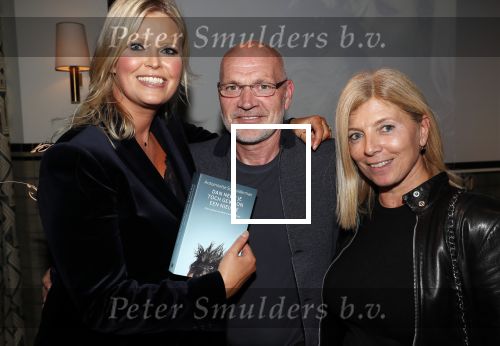 Amsterdam 23 oktober 2018
Boekpresentatie van Antoinette Scheulderman in de soho House . Eva Jinek overhandigt haar het eerste boek. Antoinette met Jan Wouters en zijn vrouw