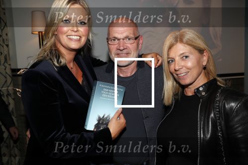 Amsterdam 23 oktober 2018
Boekpresentatie van Antoinette Scheulderman in de soho House . Eva Jinek overhandigt haar het eerste boek. Antoinette met Jan Wouters en zijn vrouw