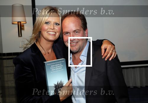 Amsterdam 23 oktober 2018
Boekpresentatie van Antoinette Scheulderman in de soho House . Eva Jinek overhandigt haar het eerste boek. Antoinette met partner Michiel v Egmond