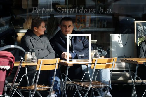 Amsterdam 3 november 2018
Atilay Uslu met zijn vrouw op terras.