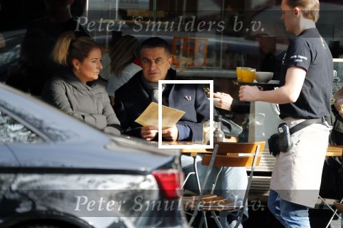 Amsterdam 3 november 2018
Atilay Uslu met zijn vrouw op terras.