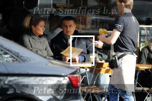 Amsterdam 3 november 2018
Atilay Uslu met zijn vrouw op terras.