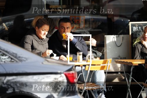 Amsterdam 3 november 2018
Atilay Uslu met zijn vrouw op terras.