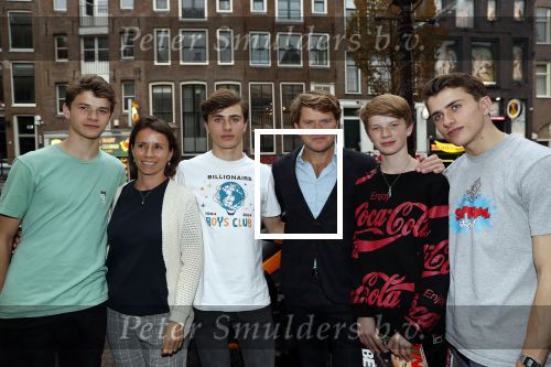 Amsterdam 5 november 2018
Presentatie Linda Man door Linda de Mol en Beau v erven Dorens. Beau had zijn vrouw Selly en kinderen meegenomen