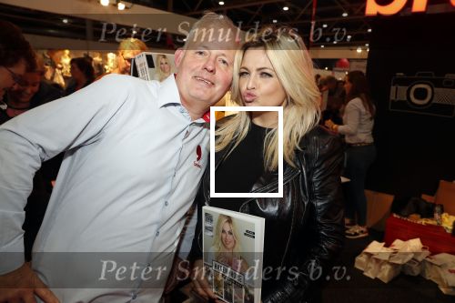 Utrecht 31 oktober 2018
Bobbi Eden en haar man Mark Laurenz met haar nieuwe boek in de jaarbeurs.