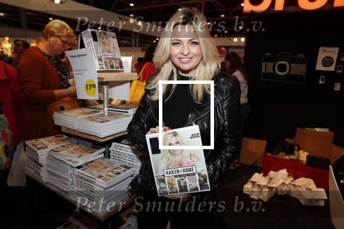 Utrecht 31 oktober 2018
Bobbi Eden en haar man Mark Laurenz met haar nieuwe boek in de jaarbeurs.