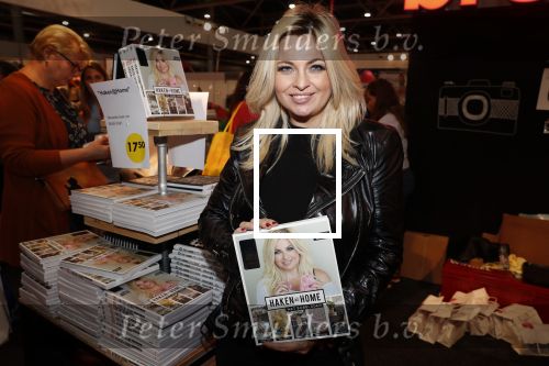 Utrecht 31 oktober 2018
Bobbi Eden en haar man Mark Laurenz met haar nieuwe boek in de jaarbeurs.