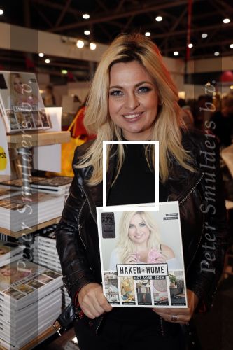 Utrecht 31 oktober 2018
Bobbi Eden en haar man Mark Laurenz met haar nieuwe boek in de jaarbeurs.