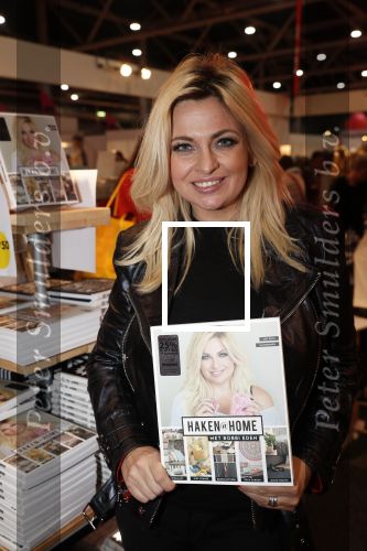 Utrecht 31 oktober 2018
Bobbi Eden en haar man Mark Laurenz met haar nieuwe boek in de jaarbeurs.