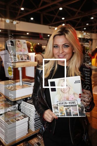 Utrecht 31 oktober 2018
Bobbi Eden en haar man Mark Laurenz met haar nieuwe boek in de jaarbeurs.