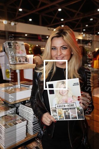 Utrecht 31 oktober 2018
Bobbi Eden en haar man Mark Laurenz met haar nieuwe boek in de jaarbeurs.