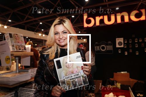 Utrecht 31 oktober 2018
Bobbi Eden en haar man Mark Laurenz met haar nieuwe boek in de jaarbeurs.