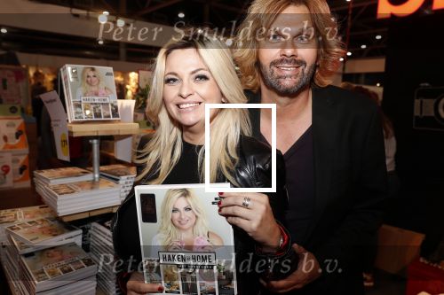 Utrecht 31 oktober 2018
Bobbi Eden en haar man Mark Laurenz met haar nieuwe boek in de jaarbeurs.
