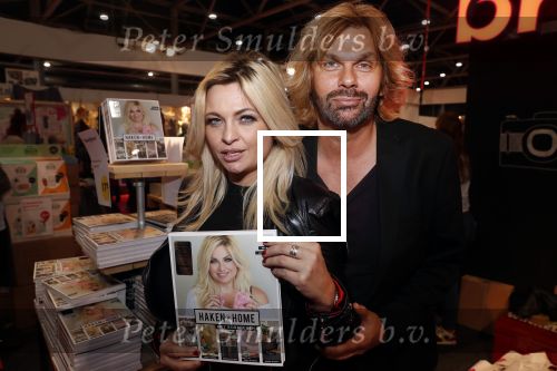 Utrecht 31 oktober 2018
Bobbi Eden en haar man Mark Laurenz met haar nieuwe boek in de jaarbeurs.