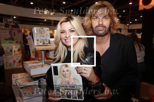 Utrecht 31 oktober 2018
Bobbi Eden en haar man Mark Laurenz met haar nieuwe boek in de jaarbeurs.