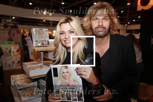 Utrecht 31 oktober 2018
Bobbi Eden en haar man Mark Laurenz met haar nieuwe boek in de jaarbeurs.