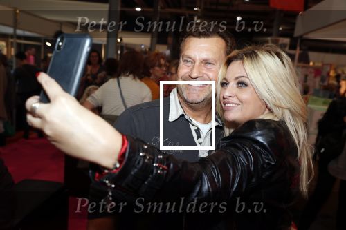 Utrecht 31 oktober 2018
Bobbi Eden en haar man Mark Laurenz met haar nieuwe boek in de jaarbeurs.