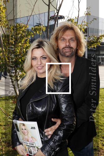 Utrecht 31 oktober 2018
Bobbi Eden en haar man Mark Laurenz met haar nieuwe boek in de jaarbeurs.