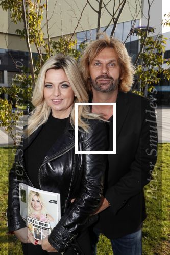 Utrecht 31 oktober 2018
Bobbi Eden en haar man Mark Laurenz met haar nieuwe boek in de jaarbeurs.
