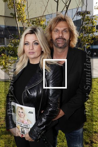 Utrecht 31 oktober 2018
Bobbi Eden en haar man Mark Laurenz met haar nieuwe boek in de jaarbeurs.