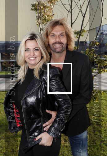 Utrecht 31 oktober 2018
Bobbi Eden en haar man Mark Laurenz met haar nieuwe boek in de jaarbeurs.
