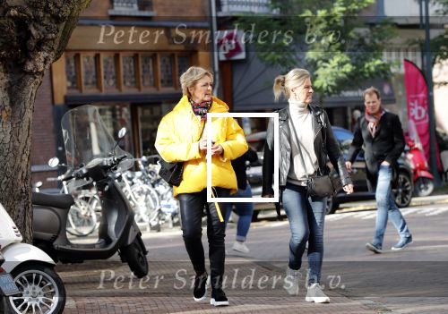 Amsterdam 24 oktober 2018
Caroline Tensen met een vriendin op een scooter in Amsterdam zuid.