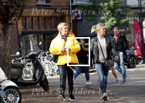 Amsterdam 24 oktober 2018
Caroline Tensen met een vriendin op een scooter in Amsterdam zuid.