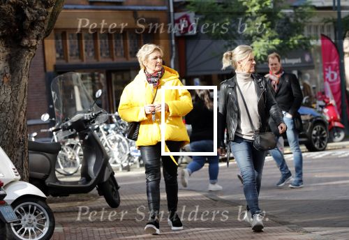 Amsterdam 24 oktober 2018
Caroline Tensen met een vriendin op een scooter in Amsterdam zuid.
