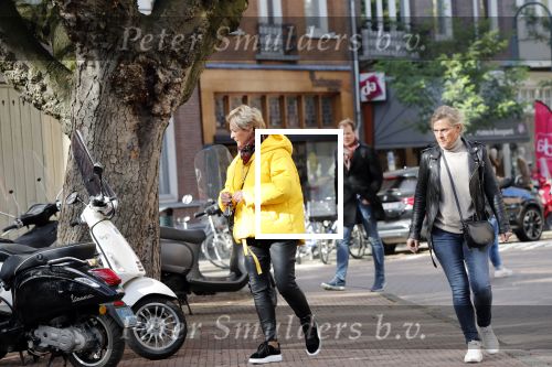 Amsterdam 24 oktober 2018
Caroline Tensen met een vriendin op een scooter in Amsterdam zuid.