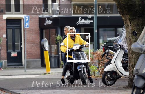 Amsterdam 24 oktober 2018
Caroline Tensen met een vriendin op een scooter in Amsterdam zuid.