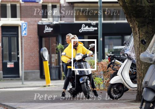 Amsterdam 24 oktober 2018
Caroline Tensen met een vriendin op een scooter in Amsterdam zuid.