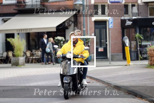 Amsterdam 24 oktober 2018
Caroline Tensen met een vriendin op een scooter in Amsterdam zuid.