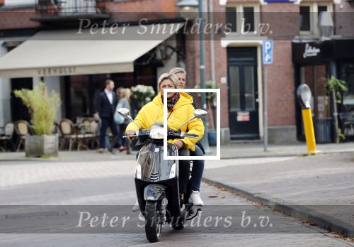 Amsterdam 24 oktober 2018
Caroline Tensen met een vriendin op een scooter in Amsterdam zuid.