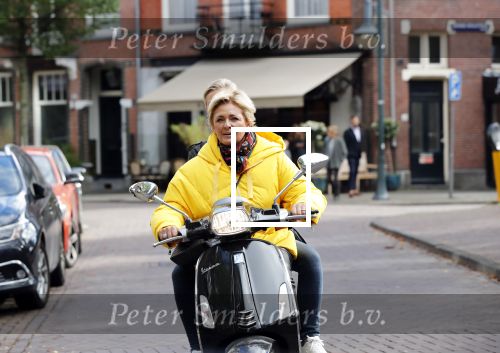 Amsterdam 24 oktober 2018
Caroline Tensen met een vriendin op een scooter in Amsterdam zuid.