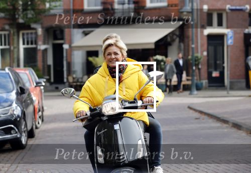 Amsterdam 24 oktober 2018
Caroline Tensen met een vriendin op een scooter in Amsterdam zuid.