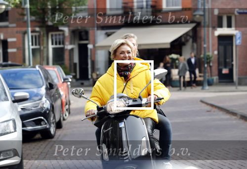 Amsterdam 24 oktober 2018
Caroline Tensen met een vriendin op een scooter in Amsterdam zuid.