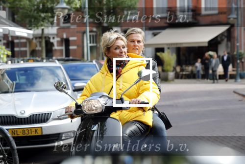 Amsterdam 24 oktober 2018
Caroline Tensen met een vriendin op een scooter in Amsterdam zuid.