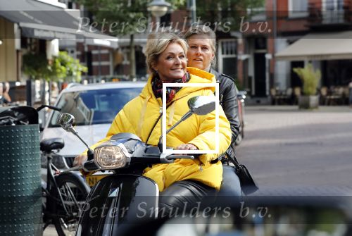 Amsterdam 24 oktober 2018
Caroline Tensen met een vriendin op een scooter in Amsterdam zuid.