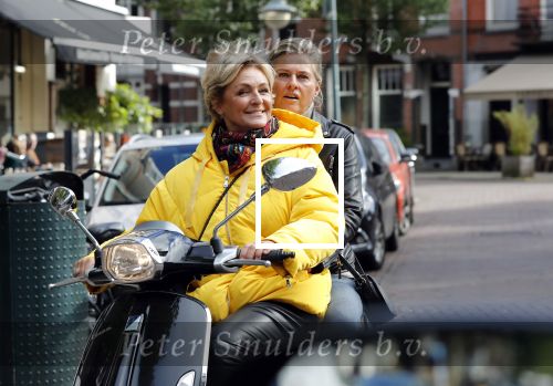 Amsterdam 24 oktober 2018
Caroline Tensen met een vriendin op een scooter in Amsterdam zuid.