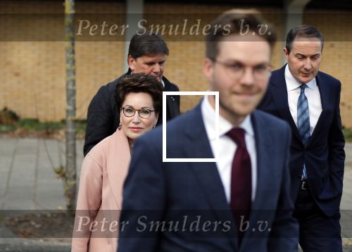 Amsterdam 6 november 2018
Advocaat Gert-Jan Knoops arriveert samen met Frank Masmeijer en zijn vrouw Carry Knoops bij de rechtbank in Amsterdam. De rechtbank in Amsterdam behandelt dinsdag de uitleveringszaak tegen de voormalig-tv-presentator.