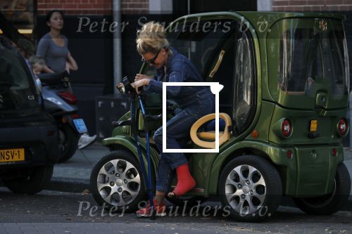 Amsterdam 16 oktober 2018
Connie Witteman doet boodschappen met haar dochter Constanza Breukhoven in haar Connieâ€™s Creative car concept.